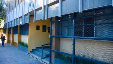 El acceso principal por calle Mitre fue el primero en sumar protección con un portón corredizo. (Foto: Juan Thomes)