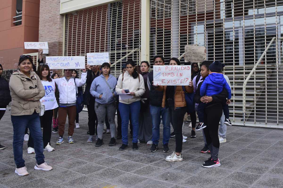 Familias autoconvocadas en Ciudad Judicial por el transporte escolar en Roca. Foto: Andrés Maripe