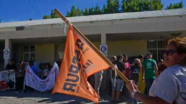 Asspur protesta en la puerta del hospital de Roca. (Archivo Andrés Maripe)