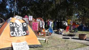 El acampe en el hospital López Lima de Roca crece y se endurecen los reclamos. Foto: Juan Thomes