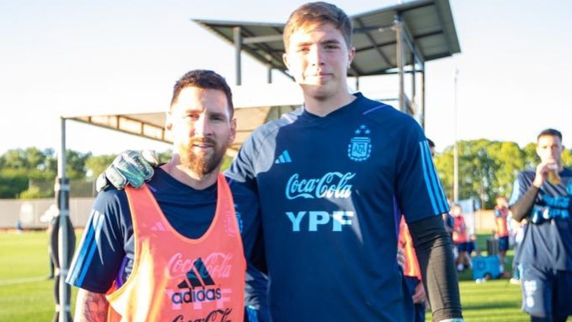 Jeremías Martinet, juvenil de River con Lionel Messi en 2023.