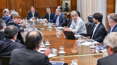 Caputo se reúne con supermercados: buscan que la baja de los precios se refleje en las góndolas