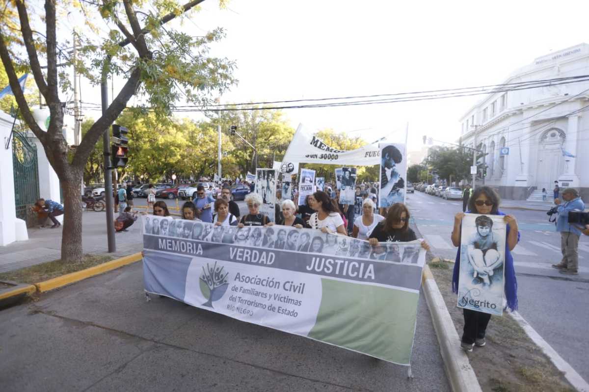 La marcha recorrió las calles céntricas de Viedma. Foto Pablo Leguizamon