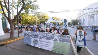 La marcha recorrió las calles céntricas de Viedma. Foto Pablo Leguizamon
