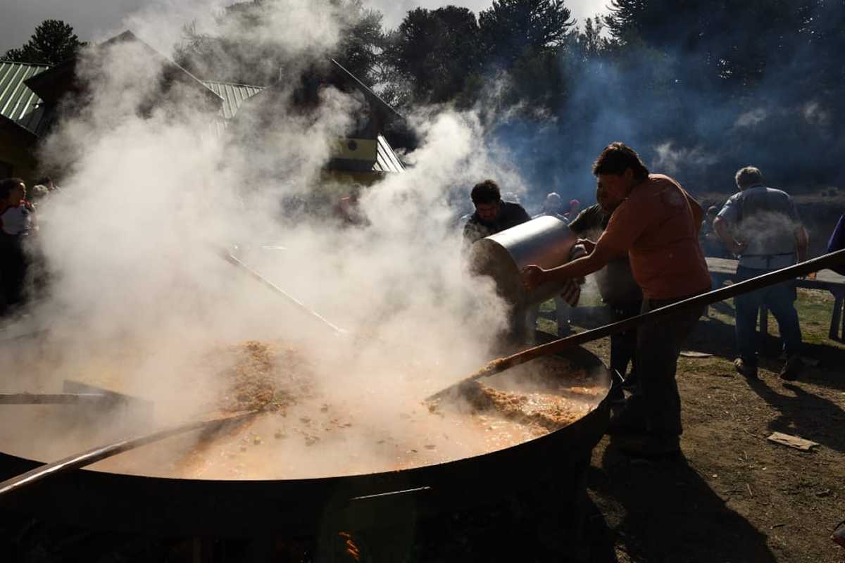 Alrededor de las 10 los cocineros encargados iniciaron el clásico ritual de arrojar los ingredientes al enorme disco de acero. Foto: Alejandro Carnevale