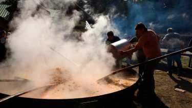 Alrededor de las 10 los cocineros encargados iniciaron el clásico ritual de arrojar los ingredientes al enorme disco de acero. Foto: Alejandro Carnevale