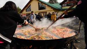 Villa Pehuenia: un año más que deslumbra ¡Qué paella gigante!