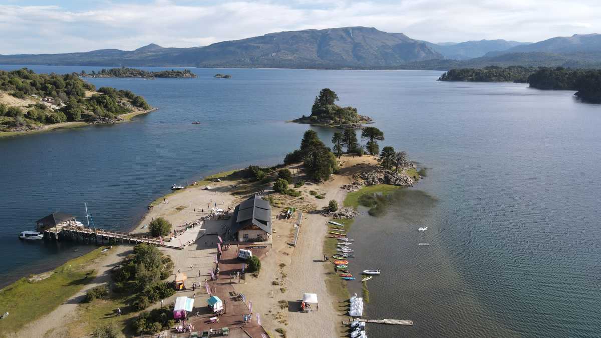 Costa del lago con kayaks y playa en Villa Pehuenia