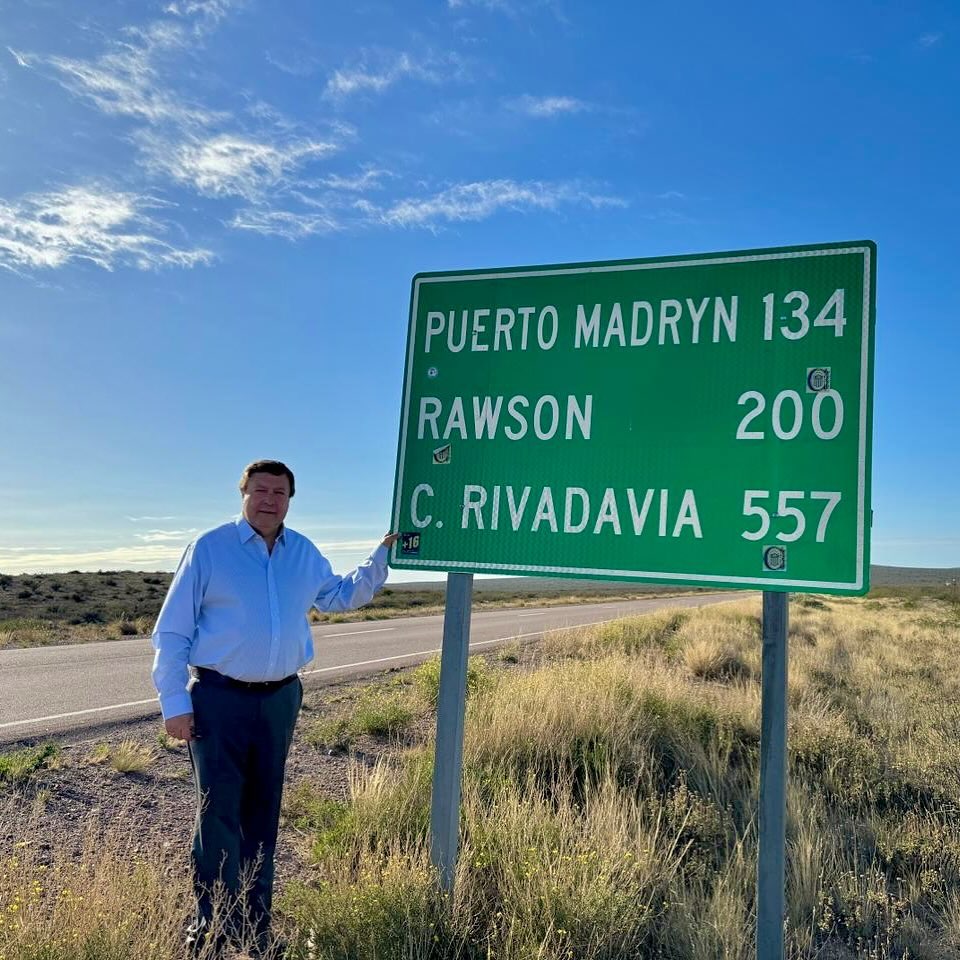 El gobernador subió imágenes antes, durante y después del viaje a Puerto Madryn, donde se reunió con sus colegas de la Patagonia.