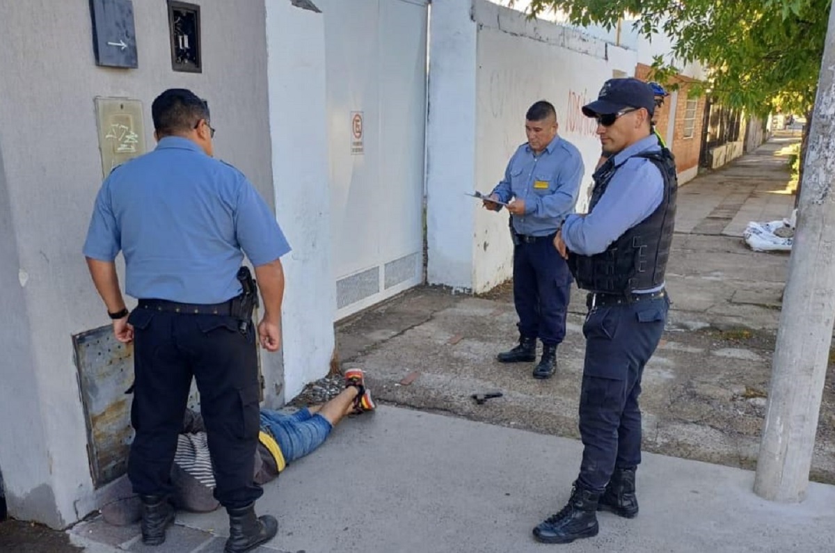 El hombre de 37 años fue detenido cerca de una estación de servicios de la capital rionegrina. 