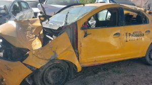 Volcó luego de pasar un control policial «a toda velocidad» en Cipolletti: era un taxi robado