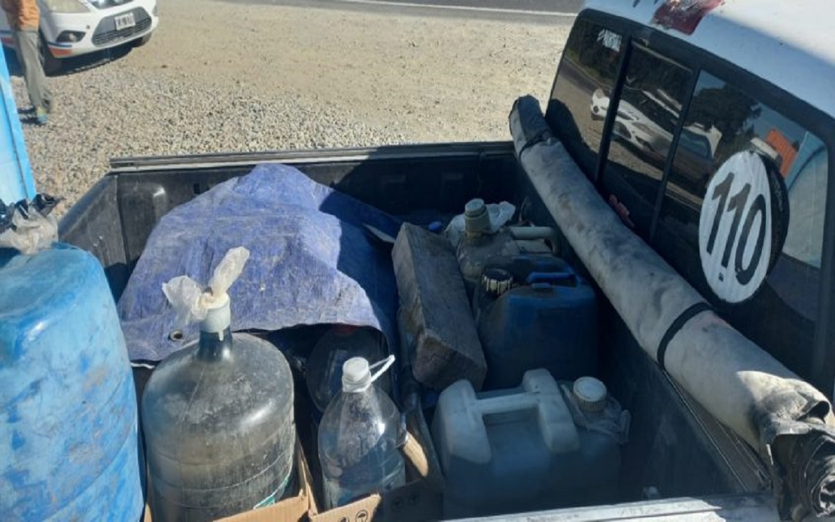 Se labró una infracción al conductor del vehículo por el transporte irregular de cinco recipientes plásticos, en el que llevaban gasoil y nafta súper. Foto: Policía de Río Negro.