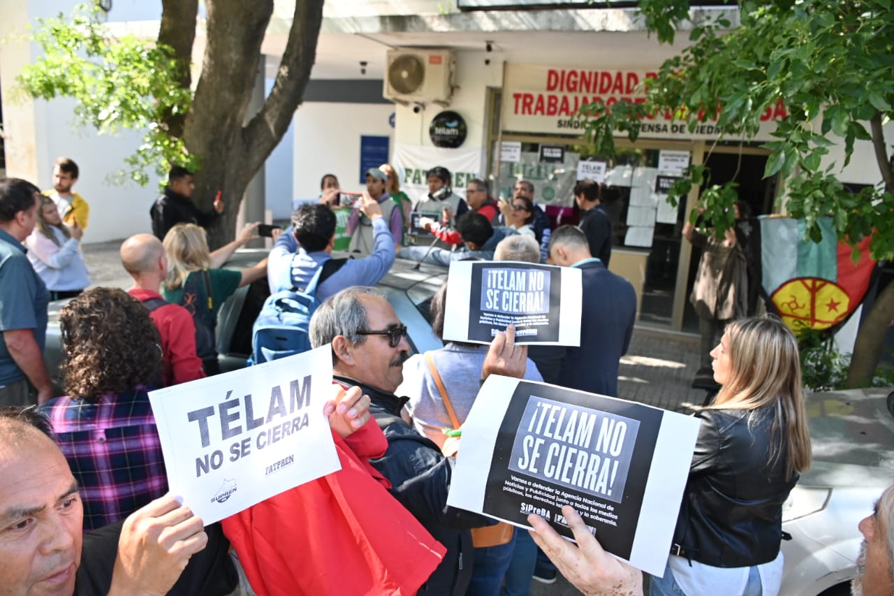 En la agencia de noticias Télam de Viedma se realizó una manifestación este martes en rechazo a su cierre. Foto: Marcelo Ochoa