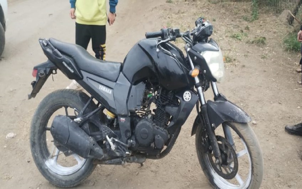 La moto es una Yamaha FZ color negra, que no tenía la chapa patente en el momento. 