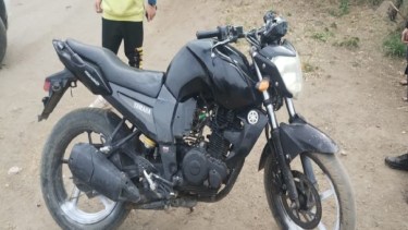 La moto es una Yamaha FZ color negra, que no tenía la chapa patente en el momento. 