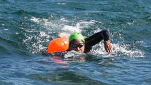 Mayte Puca, la barilochense que nada por el mundo para superarse y «salir caminando del agua»