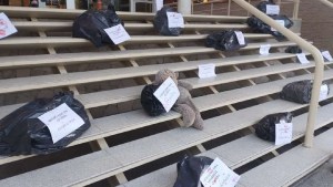 Bolsas de residuos en la escalera de Ciudad Judicial de Roca por el Día de la Mujer