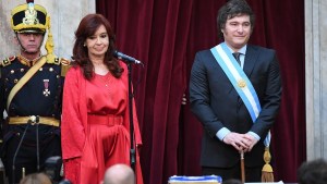 Javier Milei y Cristina Kirchner, enfrentados por el aumento de sueldos: «Admita que cobró y lo pescaron»
