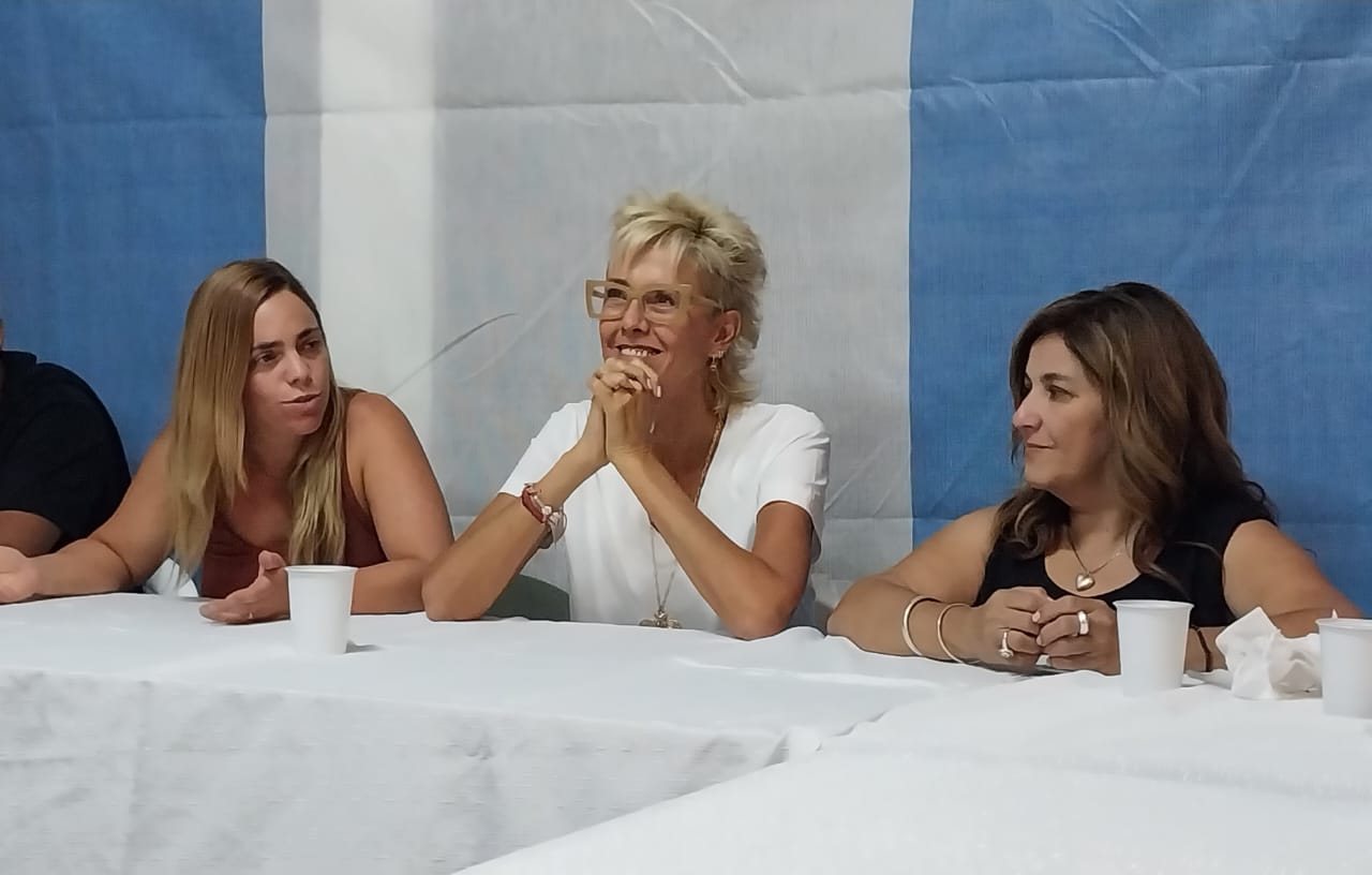 María Emilia Soria, Silvina García Larraburu y Daniela Salzotto encabezaron la mesa del encuentro con dirigentes peronistas de Río Negro. Gentileza