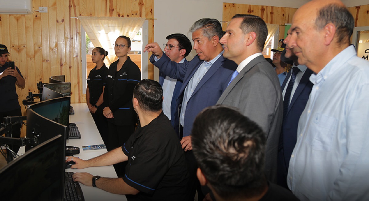 Rolando Figueroa inauguró el centro en Senillosa junto al ministro de Seguridad, Matías Nicolini. Foto: Neuquén Informa