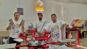 La remera de la nostalgia: unió 52 logos de Neuquén en un mismo diseño y cautivó