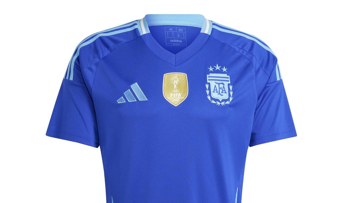 Así sería la camiseta alternativa de la Selección Argentina. Foto: Footy Headlines.