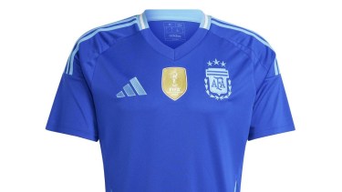 Así sería la camiseta alternativa de la Selección Argentina. Foto: Footy Headlines.