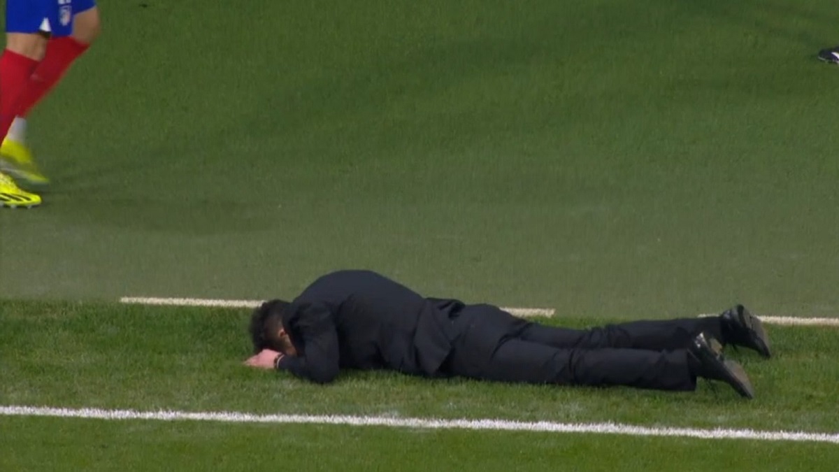 Simeone terminó en el césped tras un gol errado por el Atlético de Madrid.