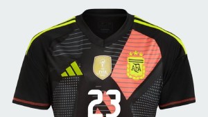 Polémica por la nueva camiseta del Dibu Martínez: Alemania utilizará el mismo diseño
