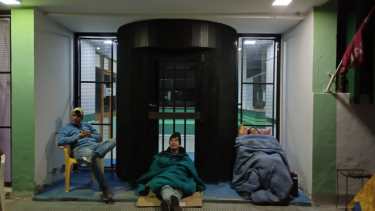 Despedidos de Educación iniciaron un acampe en la vereda del Consejo Escolar de Jacobacci y luego pasaron al interior. Llevan 13 días. Gentileza