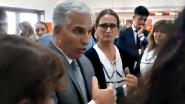 Entre lágrimas, docentes de San Luis abordaron al gobernador por los salarios bajos: «Somos pobres»