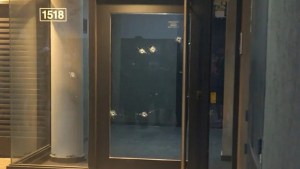 Violencia sin freno en Rosario: balearon el frente de un edificio y dejaron una nota encintada