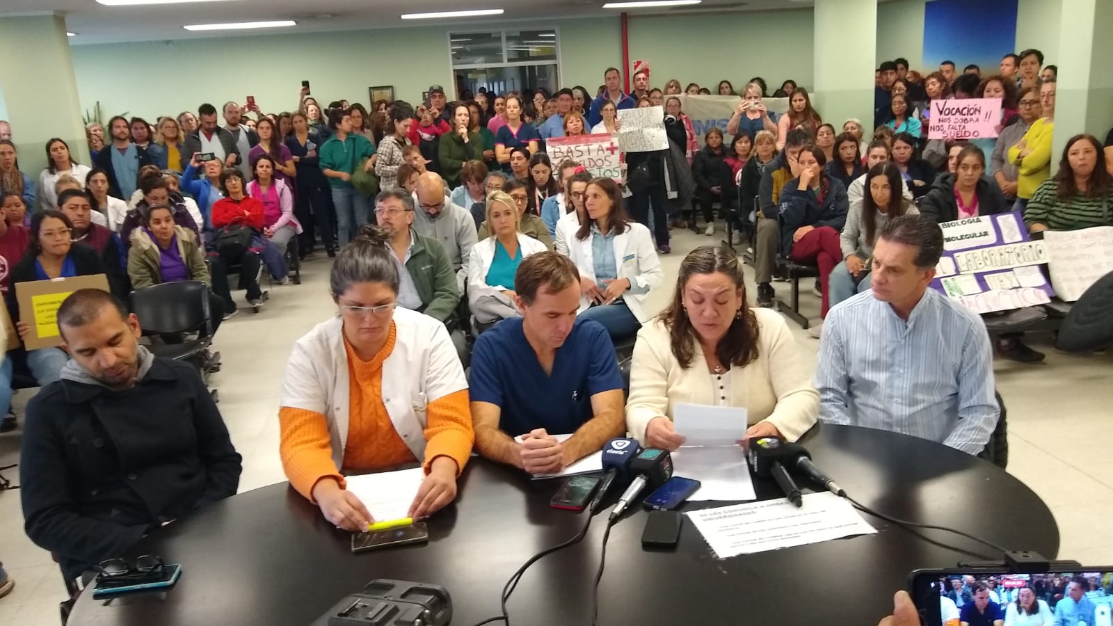 La asamblea de trabajadores del hospital de Bariloche anunció que Enfermería endurece las medidas y no tomará las guardias. 