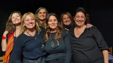 Alejandra Mallorquín, coordinadora artística, y las "entramadas itinerantes" Clara Bordenave, Gabriela De Gregorio, Melina Calvo, Carolina Ruiz y Manuela Gutiérrez.