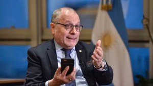 Escándalo en Chile por un comentario del embajador argentino: «Recién aprendían a comer»