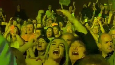 Javier Milei y Fátima Florez, juntos otra vez en público: fueron al teatro y cantaron eufóricos