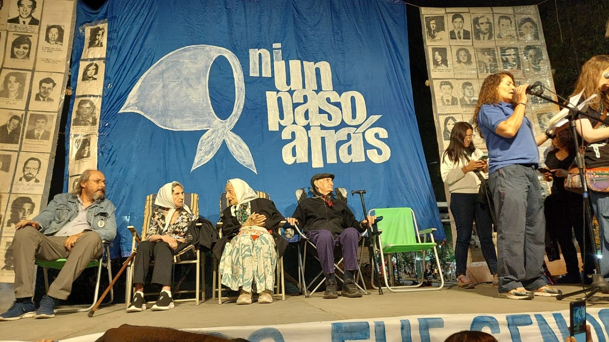Madres de Plaza de Mayo Filial Neuquén y Alto Valle encabezaron el acto de cierre del 24 de marzo de 2024 en Neuquén. Foto: Diario RIO NEGRO.-