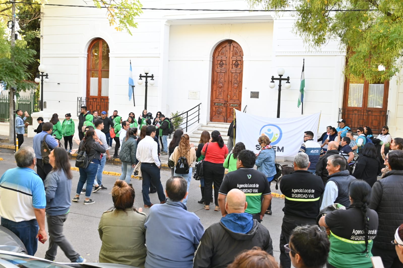 Trabajadores municipales de Viedma exigen apertura de paritarias. Foto: Marcelo Ochoa.
