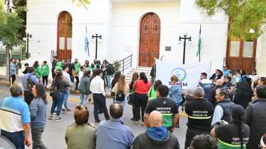 Trabajadores municipales de Viedma exigen apertura de paritarias. Foto: Marcelo Ochoa.