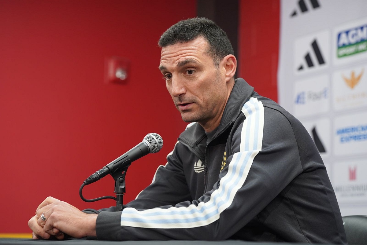 Lionel Scaloni durante la conferencia de prensa en Estados Unidos. Foto: @Argentina.