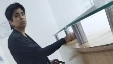 Celilia Garreton suele llevar una bolsa o folio. 