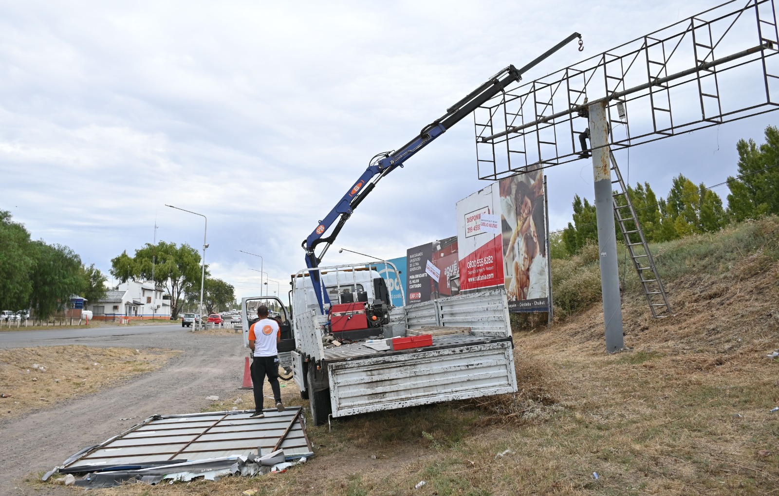 Quitan cartelería no autorizada en el ingreso al puente carretero Cipolletti - Neuquén. Foto: Florencia Salto