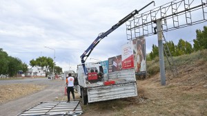 Quitan cartelería no autorizada en el ingreso al puente carretero Cipolletti – Neuquén: multarán a los infractores