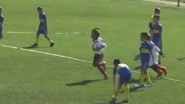 Los juveniles de River le empataron a Boca con un gol sacando del mediocampo.