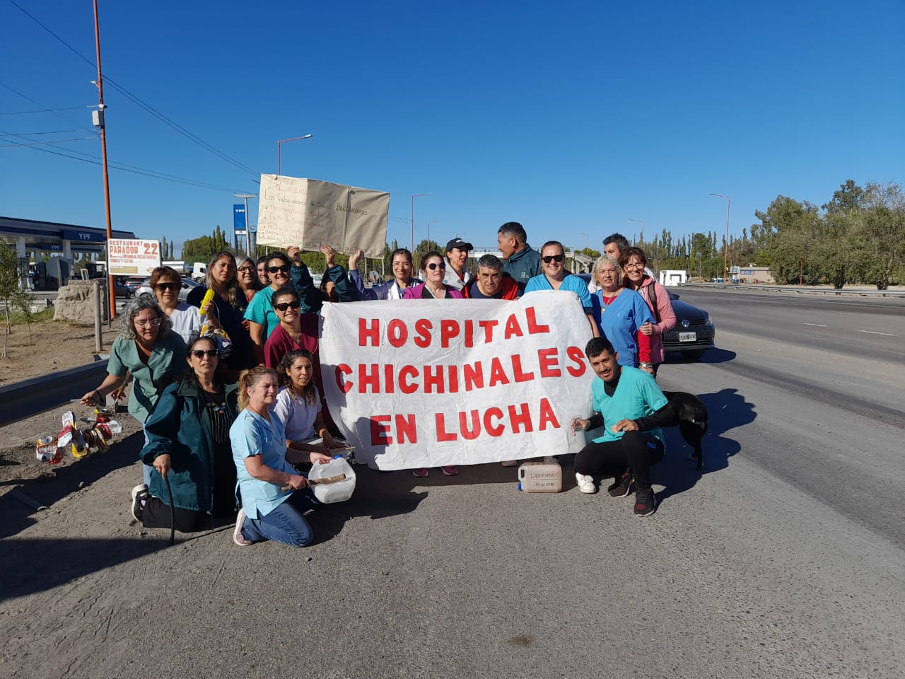 Los trabajadores de salud se apostaron al lado de la Ruta 22 para reclamar. Foto: Gentileza.