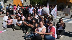 Los hospitalarios de Bariloche protestaron con una sentada en el Centro Cívico