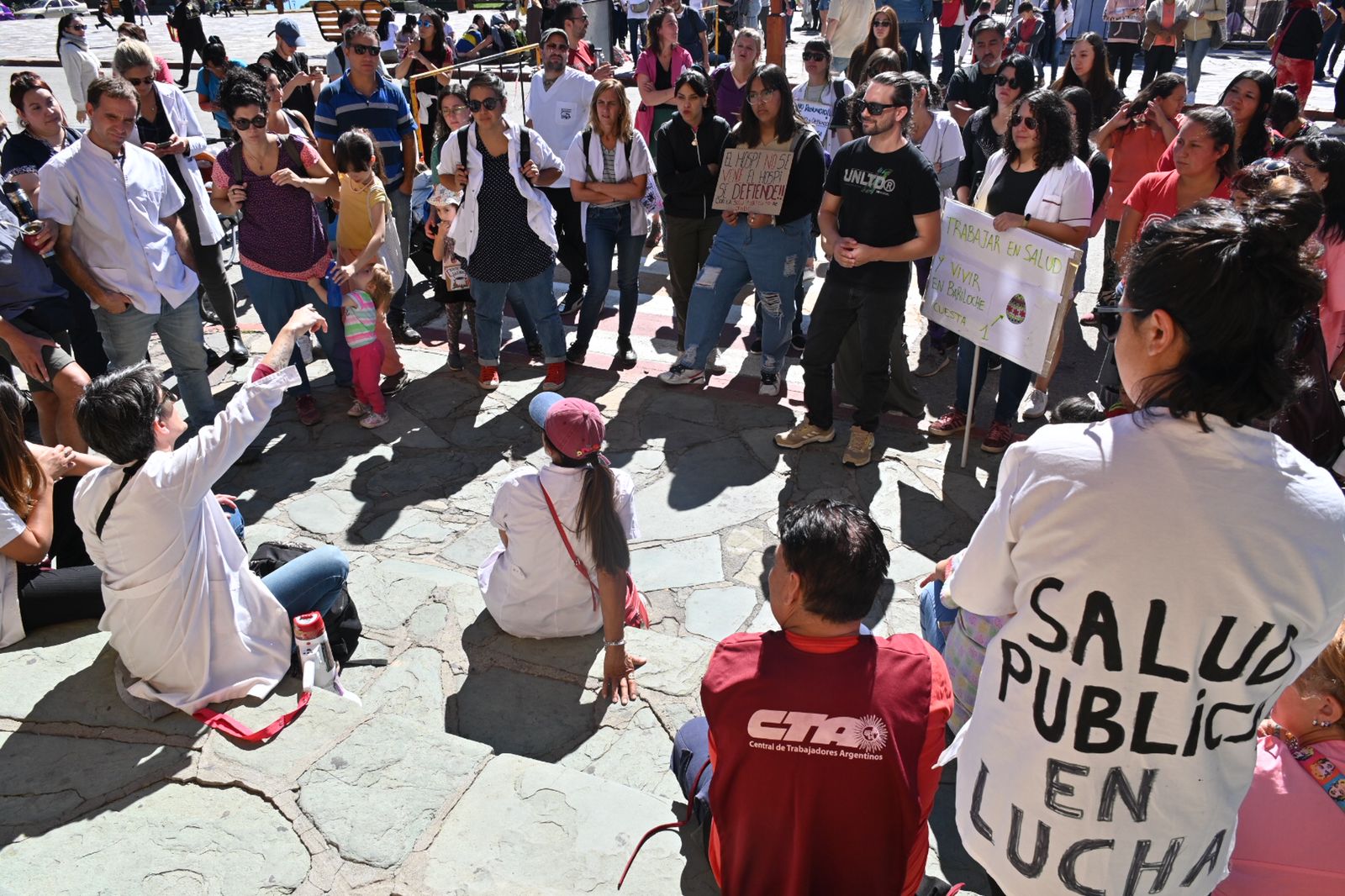 La sentada en defensa de la Salud Pública convocó a cientos de trabajadores en el Centro Cívico. (foto Chino Leiva)
