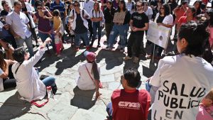 Los hospitalarios de Bariloche protestaron con una sentada en el Centro Cívico