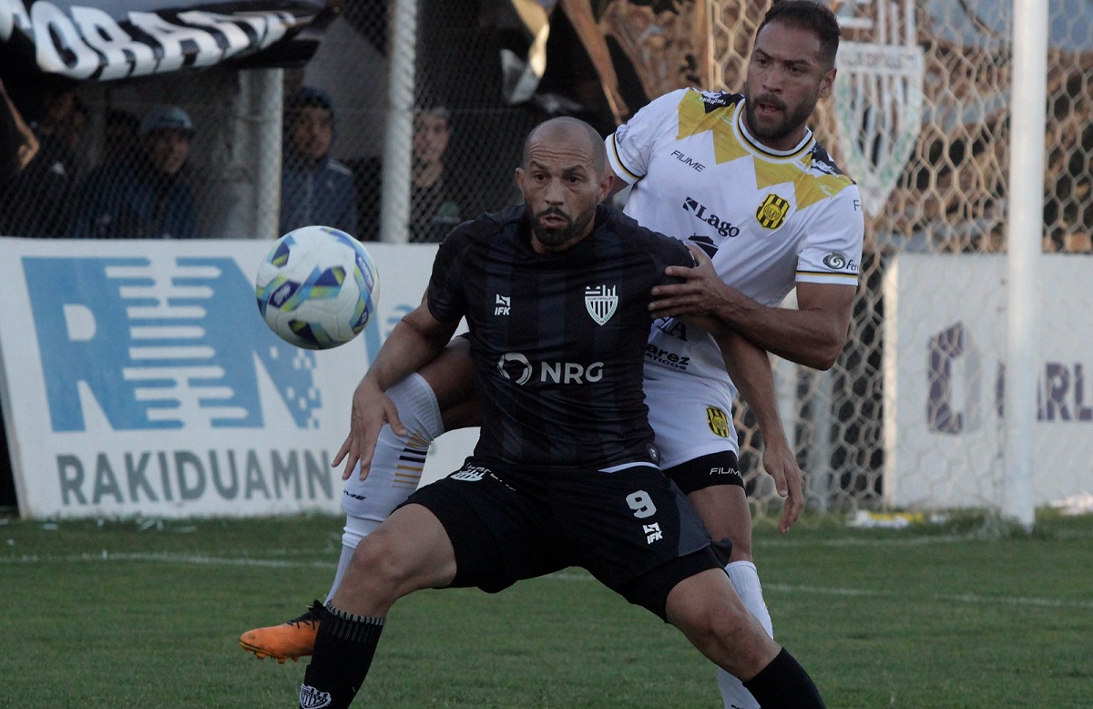 Cipolletti empató sin goles ante Olimpo. Foto: Oscar Livera.