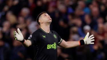 Dibu Martínez fue clave otra vez en Aston Villa.